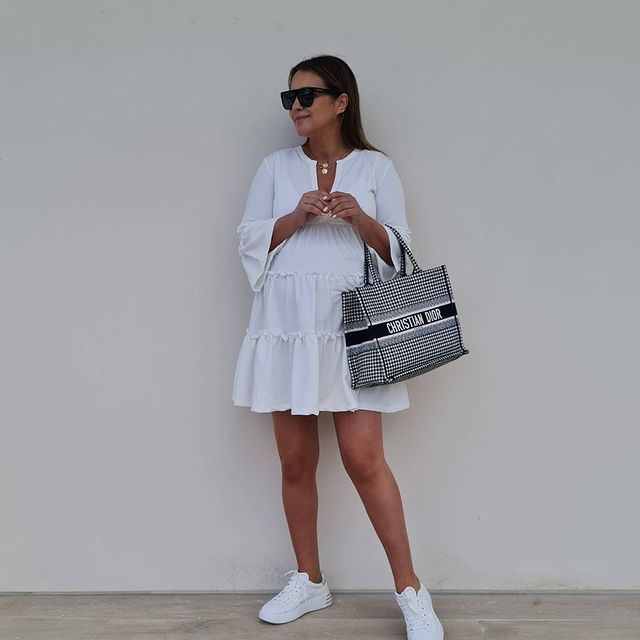 La actriz asturiana está a punto de dar a luz. El mes de abril nacerá su segundo hijo y la artista afronta los últimos días antes de ser mamá de dos con la misma naturalidad con la que ha llevado un embarazo en el que ha cogido 25 kilos. Estas son algunas de las imágenes de la canguesa con una barriga que tiene casi las horas contadas