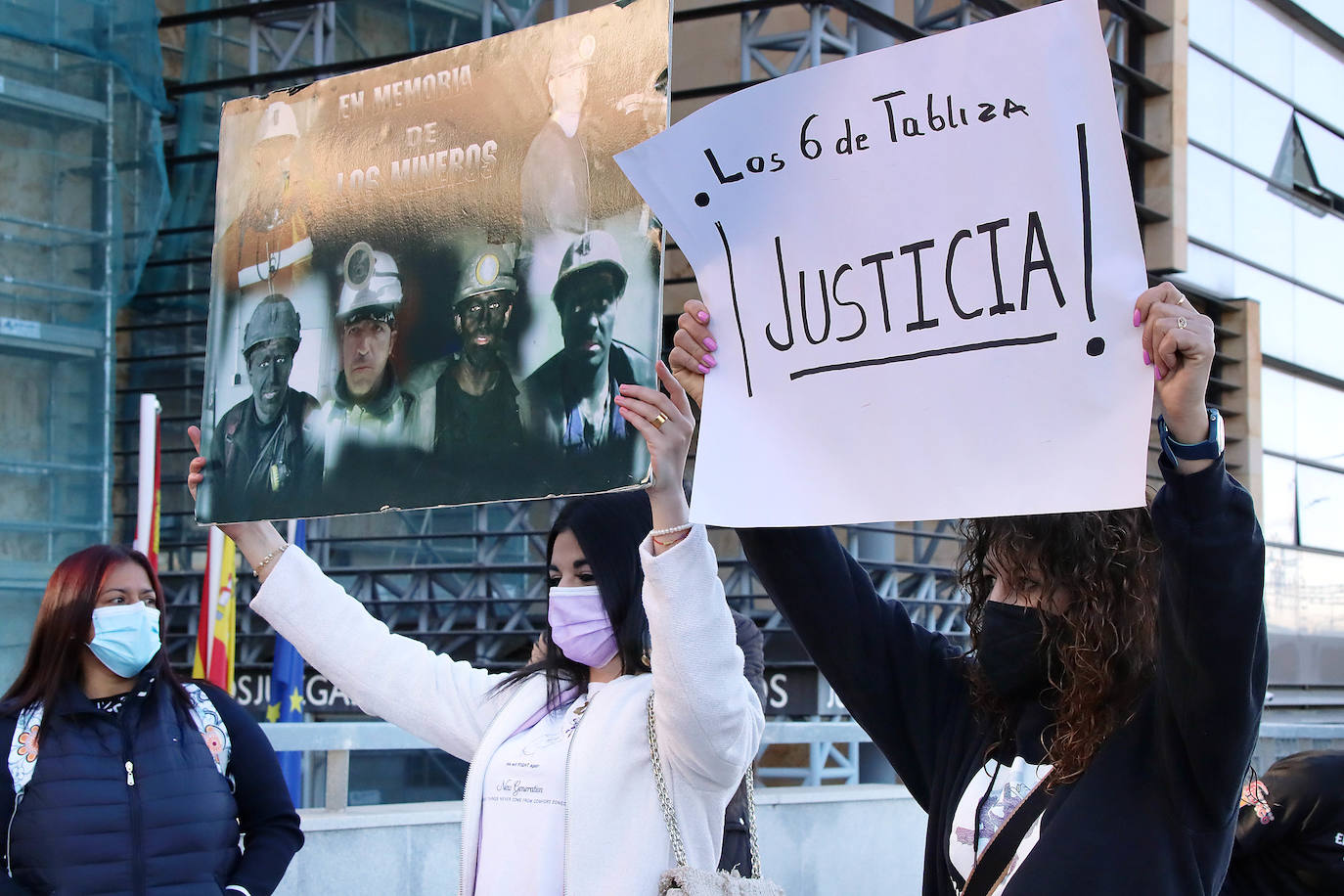 Las familias de 'Los seis de Tabliza' piden justicia en el Juzgado de León por el accidente que acabó con la vida de seis trabajadores de la Hullera Vasco Leonesa: «Que paguen por lo que han hecho ya que a nuestros hijos no nos los van a devolver»