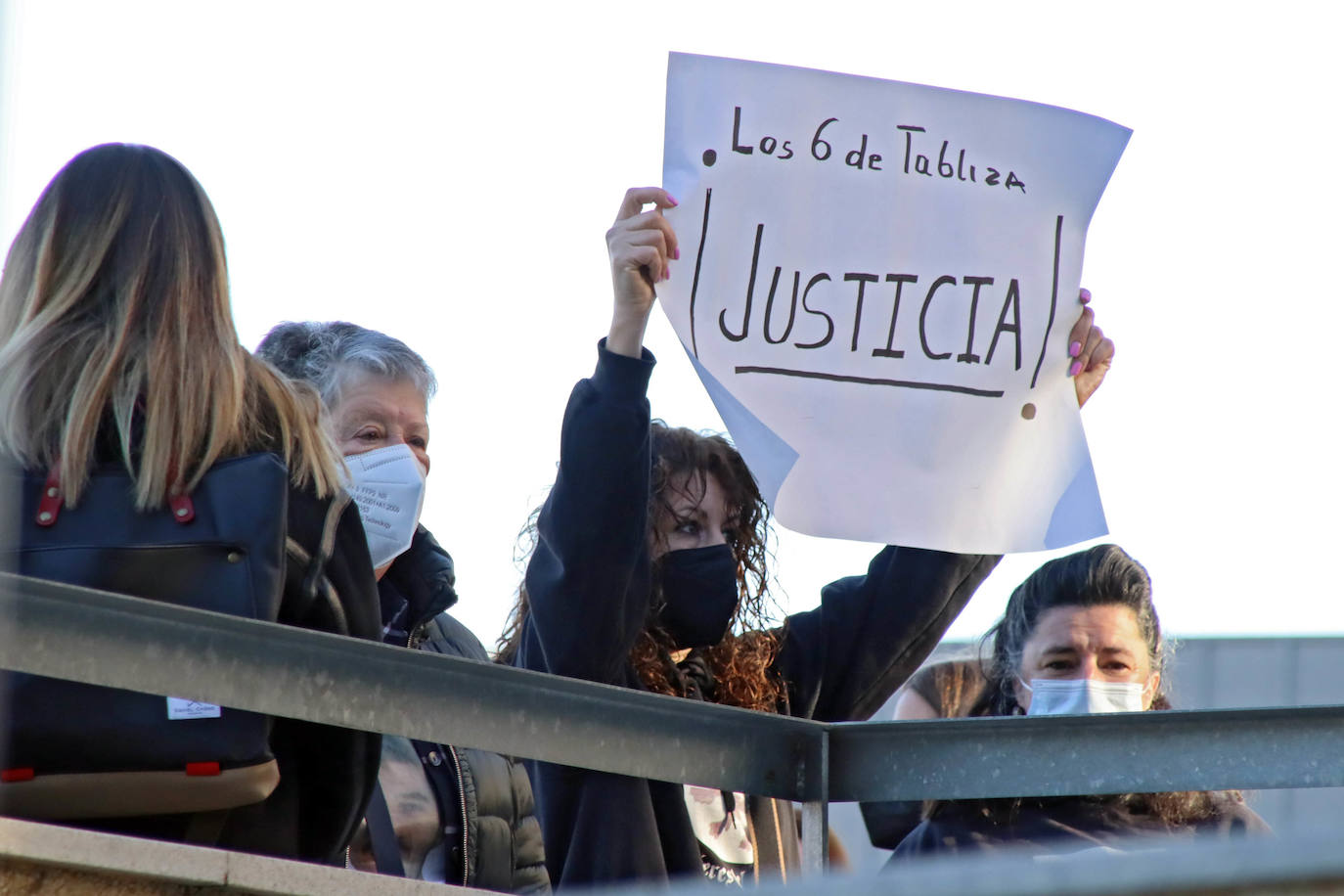 Las familias de 'Los seis de Tabliza' piden justicia en el Juzgado de León por el accidente que acabó con la vida de seis trabajadores de la Hullera Vasco Leonesa: «Que paguen por lo que han hecho ya que a nuestros hijos no nos los van a devolver»