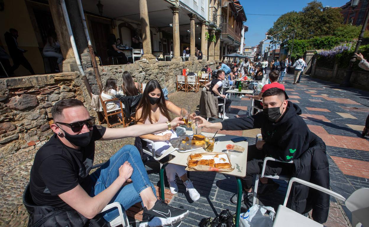 Un grupo de amigos celebra su paricular Comida en la Calle en una terraza de la calle Galiana. 