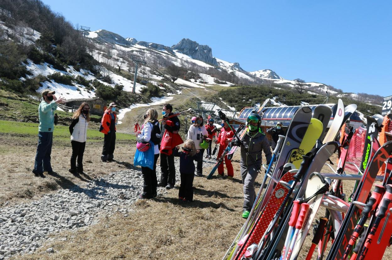 Las altas temperaturas terminaron con gran parte de la nieve en la zona baja de la estación de Fuentes. 