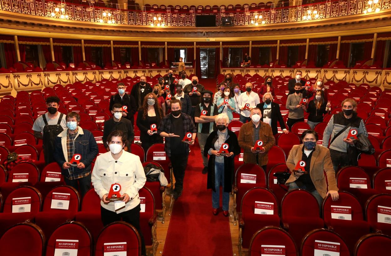La foto de familia de los distinguidos en alguna de las categorías de los Premios Amas, que posaron con sus galardones en el patio de butacas del Teatro Campoamor. 