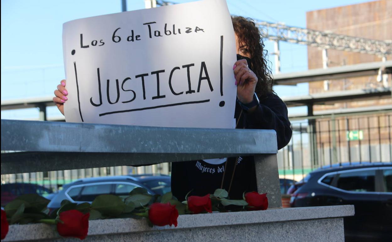 Seis roras, simbolizando a los seis mineros fallecidos, en la antesala del inicio del juicio por el accidente de La Vasco.