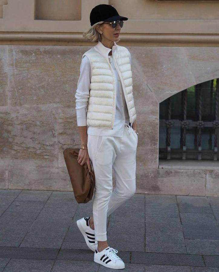 Tras las vacaciones de Semana Santa toca afrontar el mes de abril y de estrenar con el buen tiempo todas esas tendencias primaverales que poco a poco comenzarán a ser protagonistas en nuestros armarios. Prendas alegres, coloridas y con muchos estampados, que sobre todo en el norte tendremos que combinar con prendas algo más abrigadas para esos días más frescos y de entretiempo que aún nos quedan por delante. Pero si a estas alturas lo que buscas es un poco de inspiración para estas próximas semanas, no te pierdas los looks más estilosos que nos han ido dejando en Instagram las expertas en moda.