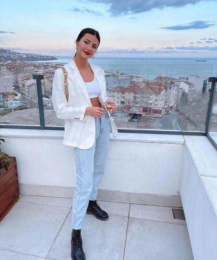 Tras las vacaciones de Semana Santa toca afrontar el mes de abril y de estrenar con el buen tiempo todas esas tendencias primaverales que poco a poco comenzarán a ser protagonistas en nuestros armarios. Prendas alegres, coloridas y con muchos estampados, que sobre todo en el norte tendremos que combinar con prendas algo más abrigadas para esos días más frescos y de entretiempo que aún nos quedan por delante. Pero si a estas alturas lo que buscas es un poco de inspiración para estas próximas semanas, no te pierdas los looks más estilosos que nos han ido dejando en Instagram las expertas en moda.