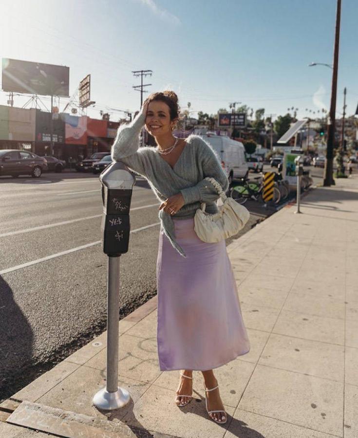 Tras las vacaciones de Semana Santa toca afrontar el mes de abril y de estrenar con el buen tiempo todas esas tendencias primaverales que poco a poco comenzarán a ser protagonistas en nuestros armarios. Prendas alegres, coloridas y con muchos estampados, que sobre todo en el norte tendremos que combinar con prendas algo más abrigadas para esos días más frescos y de entretiempo que aún nos quedan por delante. Pero si a estas alturas lo que buscas es un poco de inspiración para estas próximas semanas, no te pierdas los looks más estilosos que nos han ido dejando en Instagram las expertas en moda.