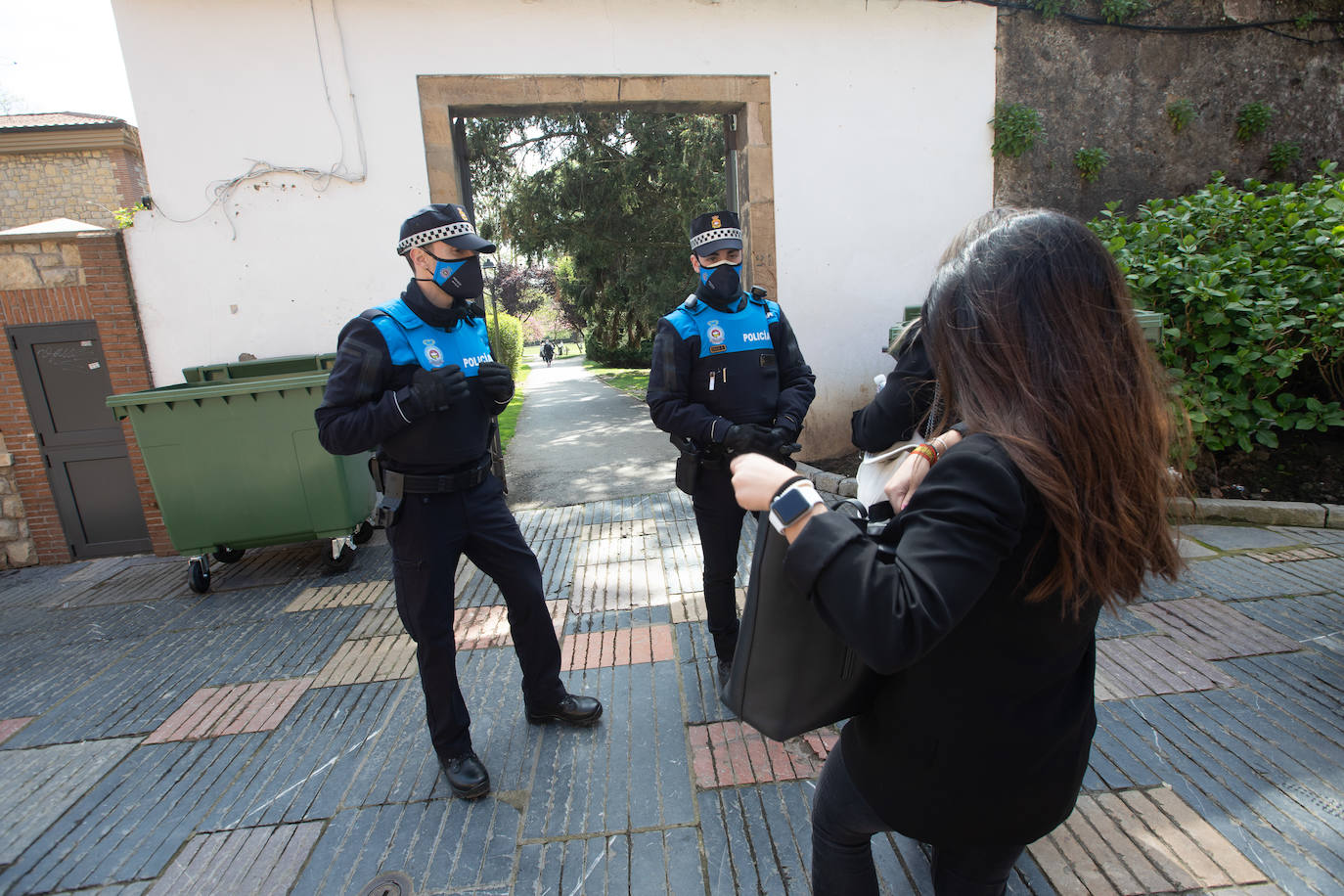 Avilés no pudo celebrar, por segundo año consecutivo, su multitudinaria cita del Lunes de Pascua. Pero el buen tiempo permitió que los avilesinos disfrutaran de la jornada en la terraza de los bares.