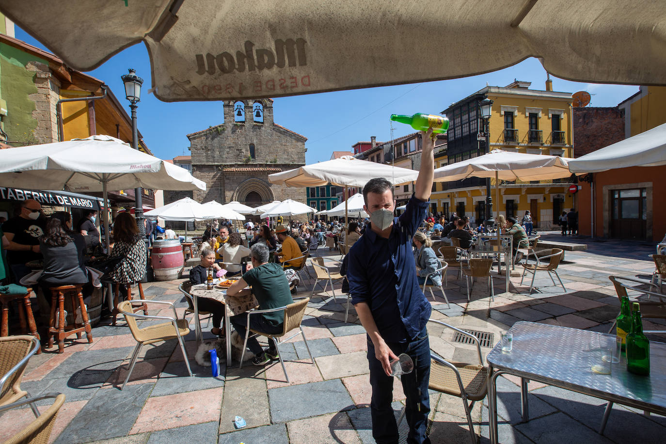 Avilés no pudo celebrar, por segundo año consecutivo, su multitudinaria cita del Lunes de Pascua. Pero el buen tiempo permitió que los avilesinos disfrutaran de la jornada en la terraza de los bares.