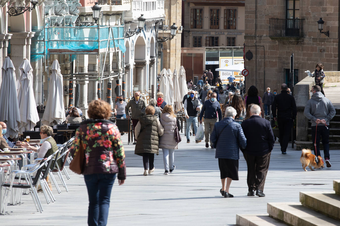 Avilés no pudo celebrar, por segundo año consecutivo, su multitudinaria cita del Lunes de Pascua. Pero el buen tiempo permitió que los avilesinos disfrutaran de la jornada en la terraza de los bares.