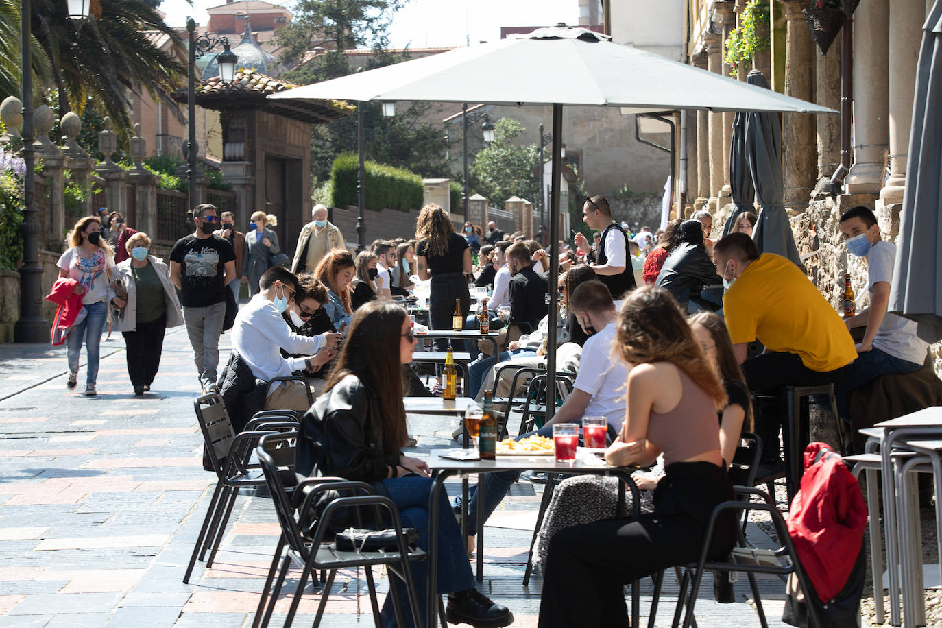 Avilés no pudo celebrar, por segundo año consecutivo, su multitudinaria cita del Lunes de Pascua. Pero el buen tiempo permitió que los avilesinos disfrutaran de la jornada en la terraza de los bares.