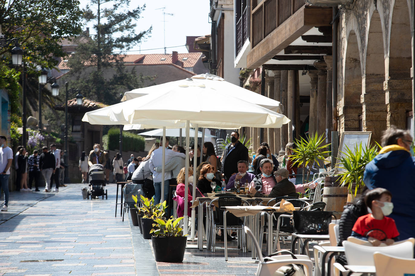 Avilés no pudo celebrar, por segundo año consecutivo, su multitudinaria cita del Lunes de Pascua. Pero el buen tiempo permitió que los avilesinos disfrutaran de la jornada en la terraza de los bares.