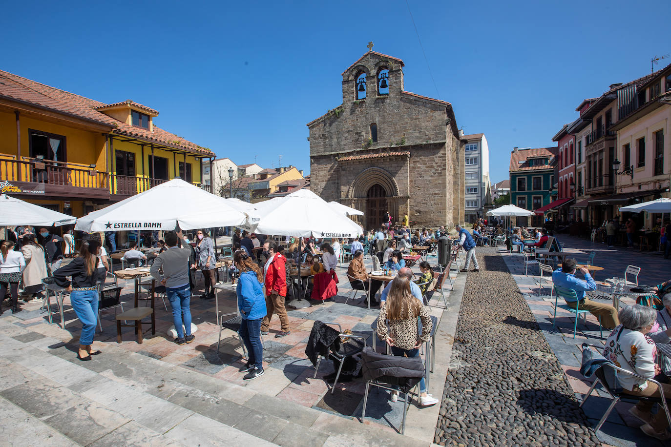 Avilés no pudo celebrar, por segundo año consecutivo, su multitudinaria cita del Lunes de Pascua. Pero el buen tiempo permitió que los avilesinos disfrutaran de la jornada en la terraza de los bares.