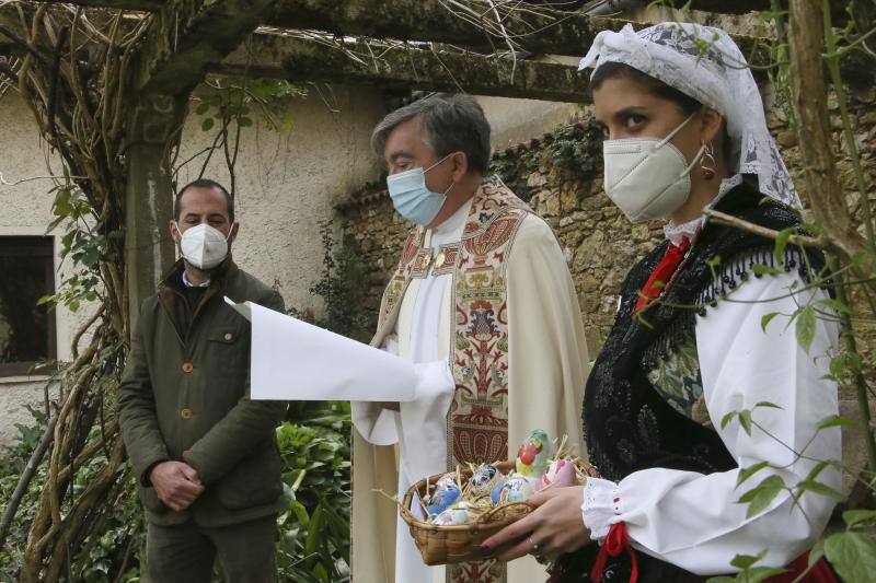 La Pola se preparó para vivir sus Güevos Pintos más locales. El concejo sigue en la situación sanitaria de riesgo extremo, por lo que es la primera vez en la historia en la que los sierenses son los únicos protagonistas. Pero no faltó la celebración de la fiesta, aunque está vez haya tenido que ser obligatoriamente en la calle.