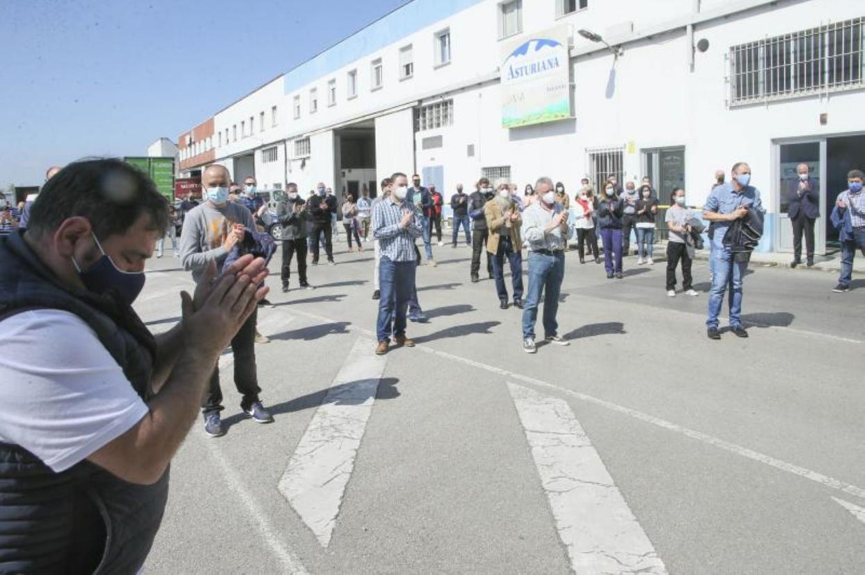 Casi un centenar de trabajadores se concentraron frente a ASA para homenajear a César García Suárez, que falleció el jueves. 