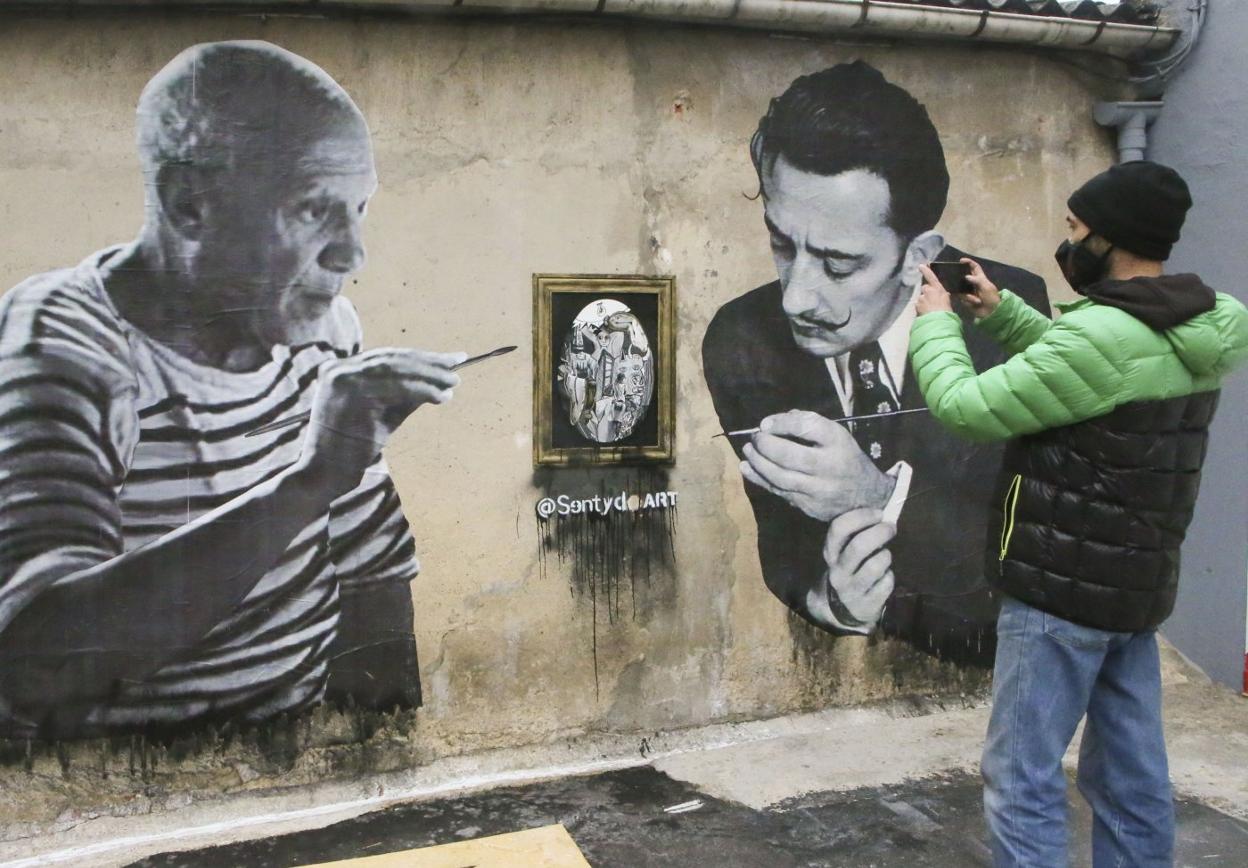 El mural realizado por el artista urbano Sentydoart, a la entrada de Pola de Siero. 