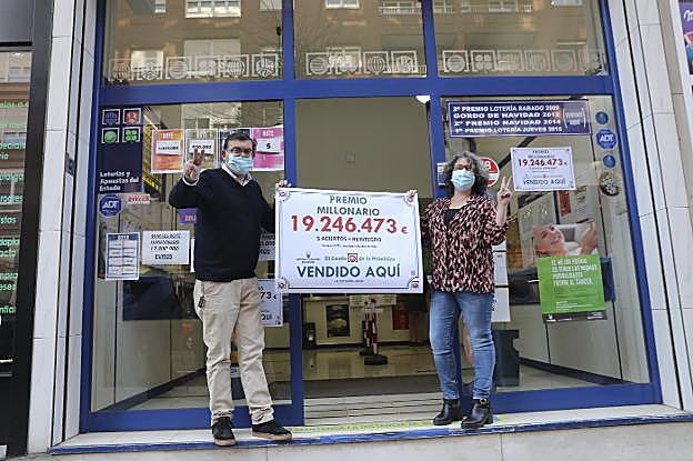 Juan Luis Cardeli y Amalia López Tuya, con el cartel del premio multimillonario. 