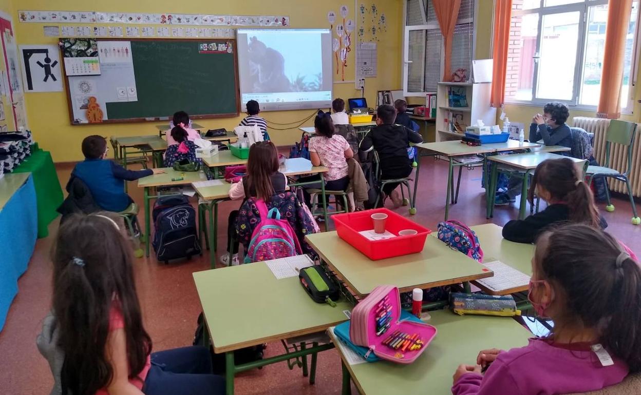 Alumnos del colegio gijonés Miguel de Cervantes, en su regreso a las aulas, ayer, tras la Semana Santa.