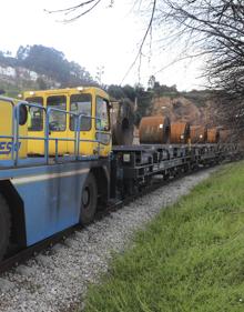 Imagen secundaria 2 - 13h, la policía portuaria supervisa las operaciones en la EBHI. 14h, en la terminal de contenedores hay un trajín continuo de camiones. 17h, la mercancía sale por ferrocarril