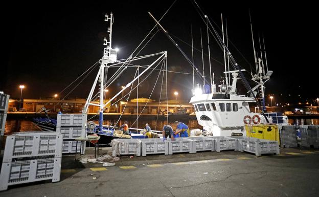 Imagen principal - 5h, en el muelle de Rendiello, descargan los barcos de pesca. 7h30, la lancha del práctico vuelve a puerto tras llevarlo a un buque. 8h, los remolcadores asisten la manioabra de atraque de los mayores buques