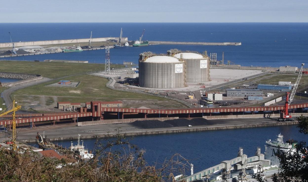 Ampliación de El Musel, con la regasificadora de Enagás en primer término y el Muelle Norte, al fondo. 