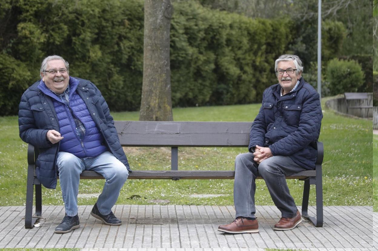 Iván Suárez y Luis García, en el parque cercano a la asociación de vecinos de Viesques. 