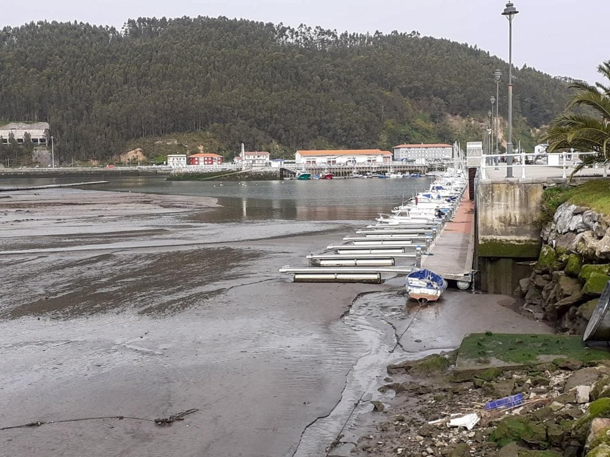 Los sedimentos acumulados en el embarcadero de La Arena impiden amarrar veintidós embarcaciones. 