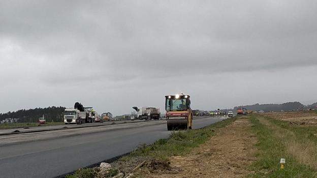 Los trabajos para la reconstrucción de la pista del aeropuerto arrancaron a primera hora de la mañana de ayer. 