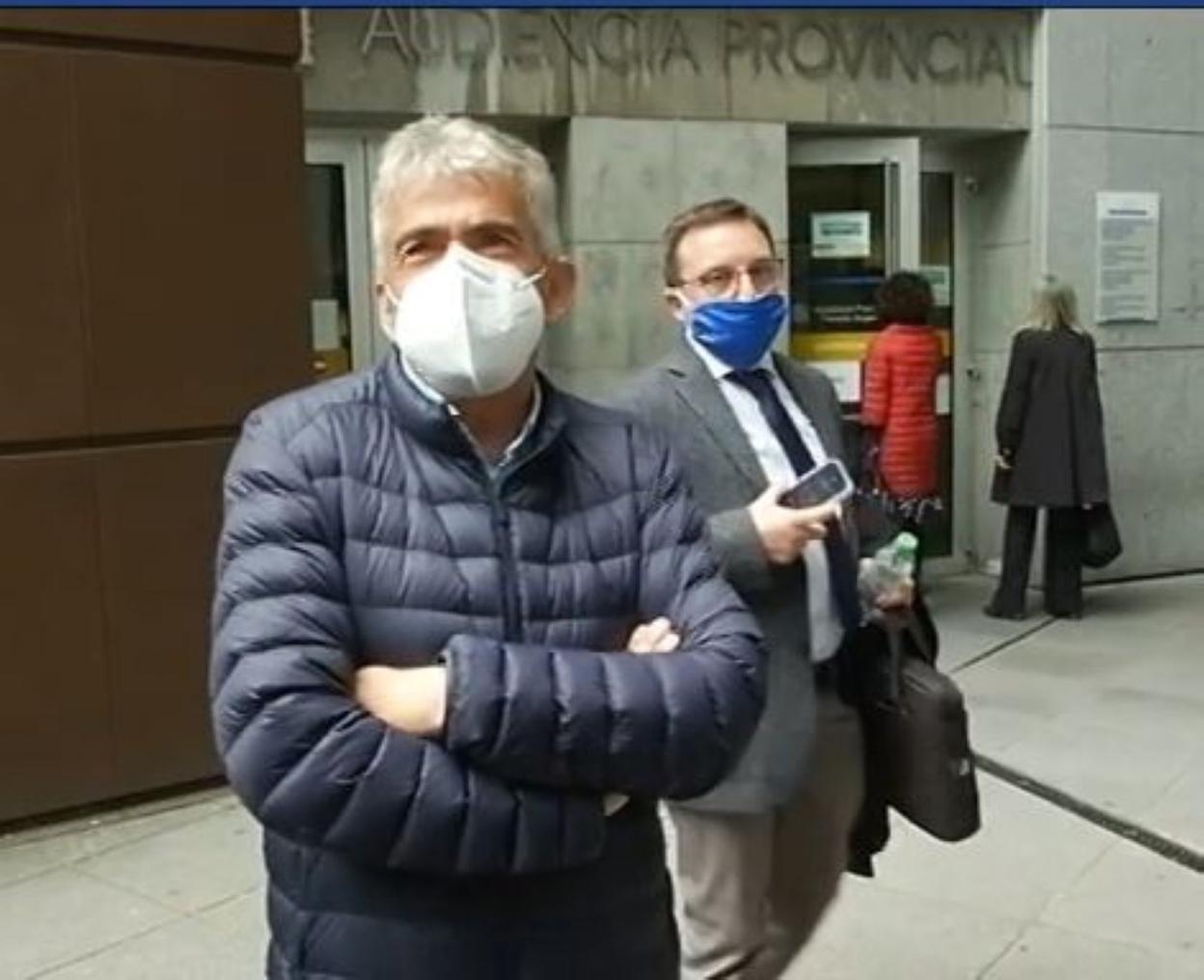 El alcalde de Somiedo, a la salida de la Audiencia Provincial. 