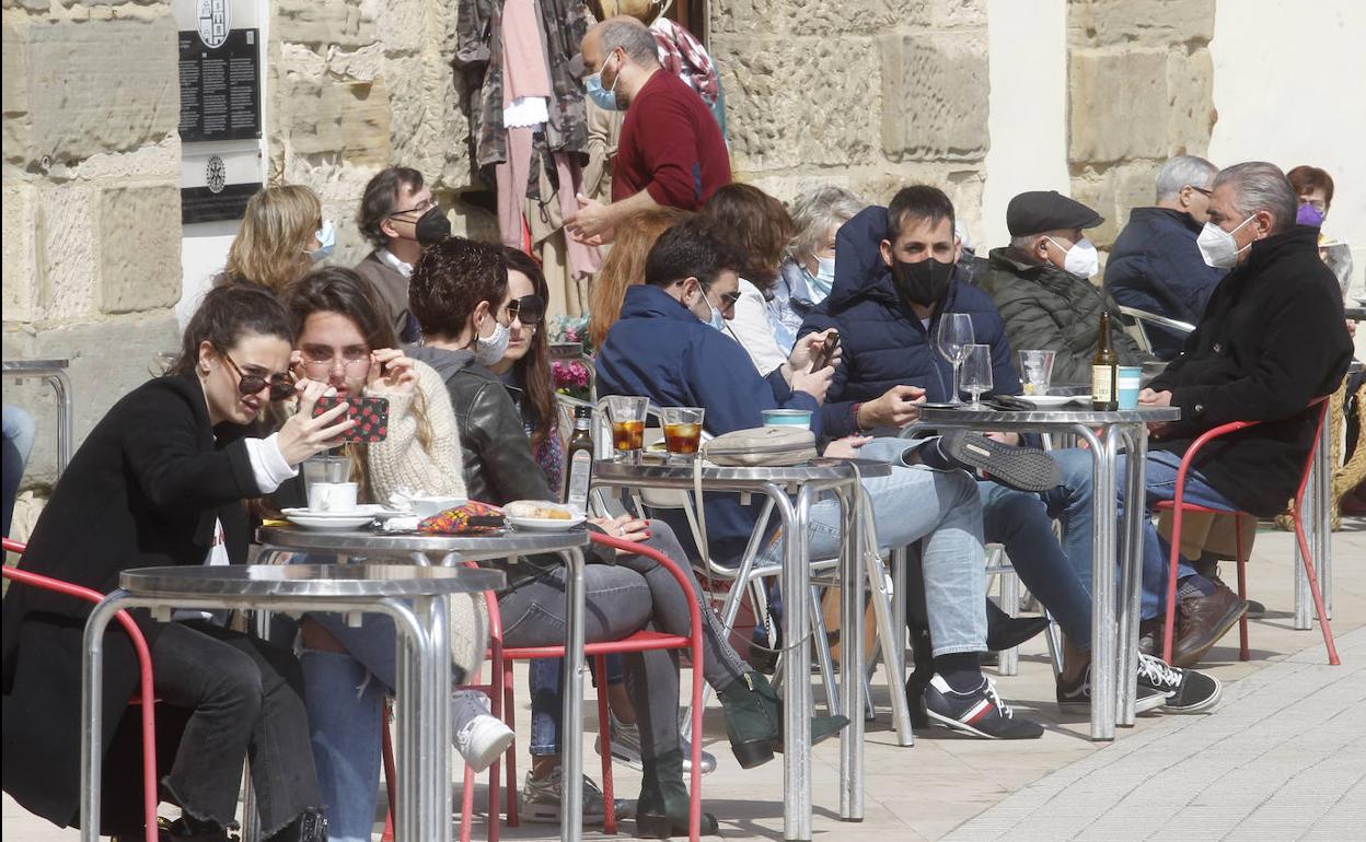 Ambiente en terrazas en Gijón durante la Semana Santa.