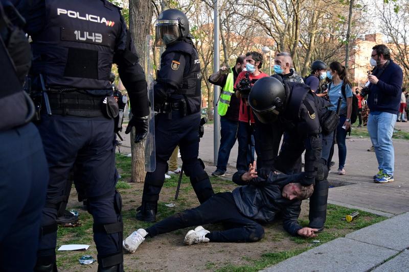 Cargas policiales durante el acto electoral de Vox en Vallecas.