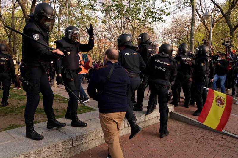 Cargas policiales durante el acto electoral de Vox en Vallecas.