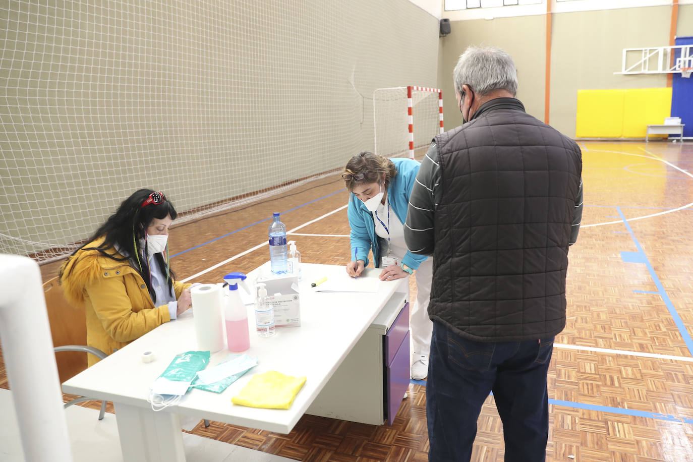 Asturias continúa con la vacunación masiva de mayores, un día después de que Sanidad anunciara la suspensión de las inoculaciones con AstraZeneca a los menores de 60 años.