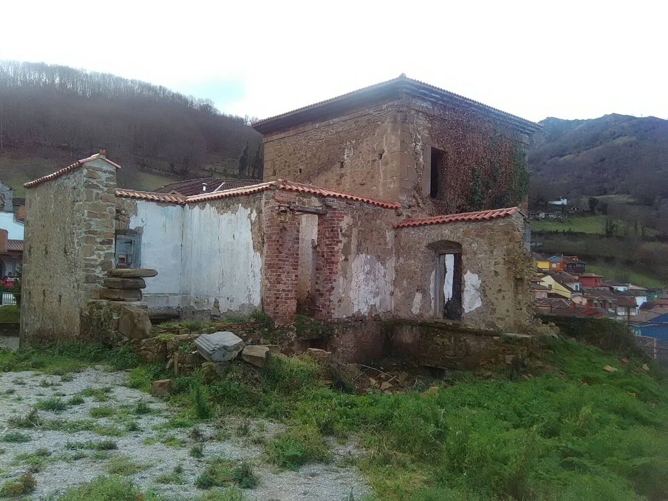 Palacio de los Faes de Miranda Carabanzo (Lena). Construido en el siglo XVII, el palacio «sufre el abandono iniciado desde la postguerra civil española». Tiene una parte totalmente derruida.