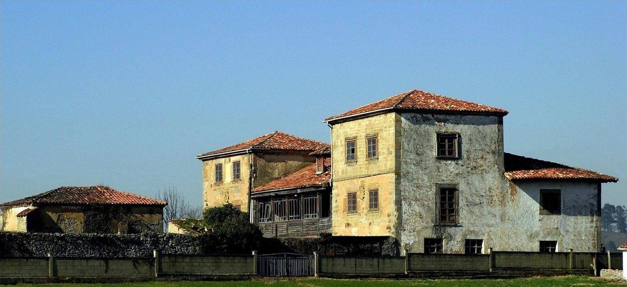 Palacio Vigil de Quiñones, en Sariego. Palacio del XVI-XVII, muy deteriorado. Está en manos privadas y tiene varios añadidos posteriores. 