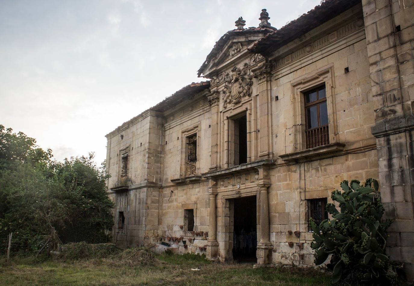 Palacio de la Torre de Celles, en Siero. La actual propiedad rechaza la declaración de ruina, al ser esta previa a su adquisición. Siglo XVII. 