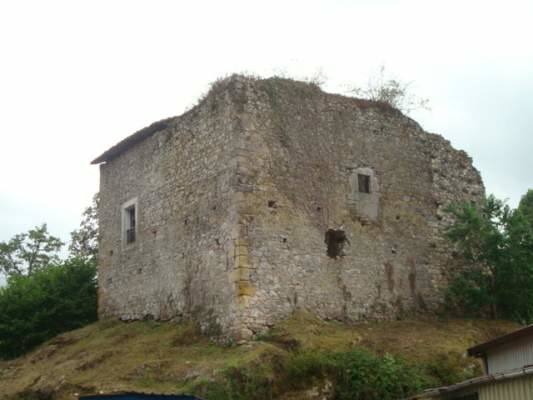 Torre de la Jura Soto de Cangas (Cangas de Onís). Era el lugar donde se elegía al alcalde de Cangas de Onís, y cuenta la leyenda que allí juró su cargo el Rey Pelayo.