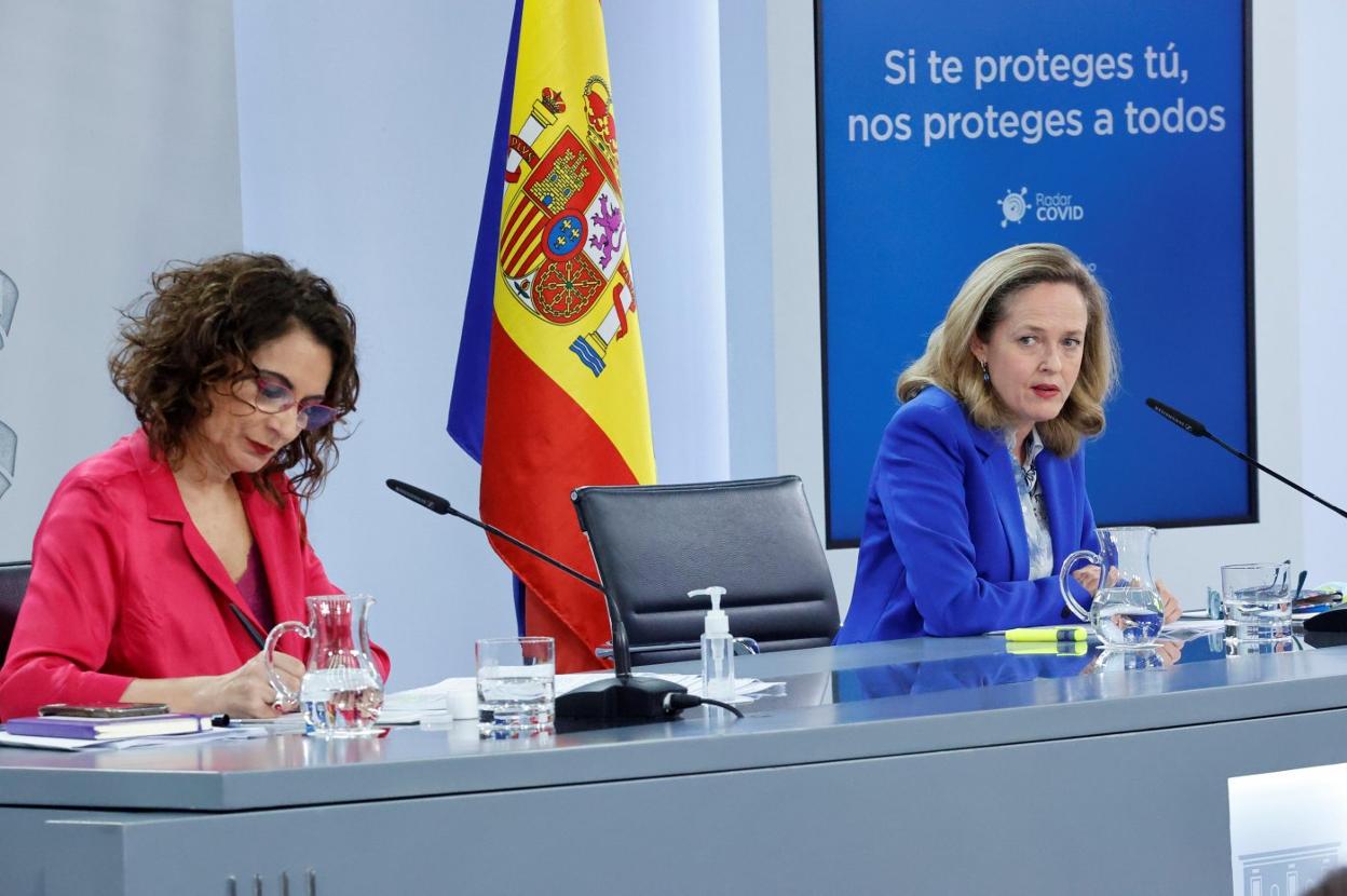 La ministra de Hacienda, María Jesús Montero, y la vicepresidenta económica, Nadia Calviño 