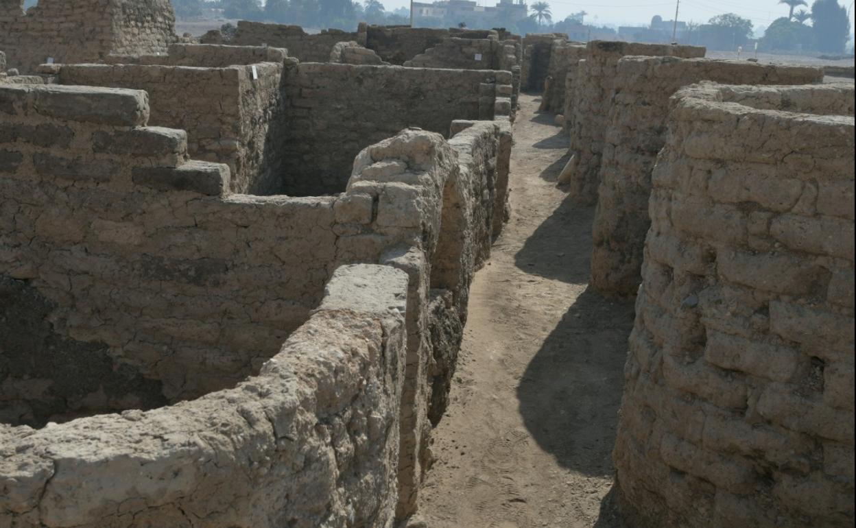 Algunos de los muros de la ciudad perdida de Luxor alcanzan los tres metros.