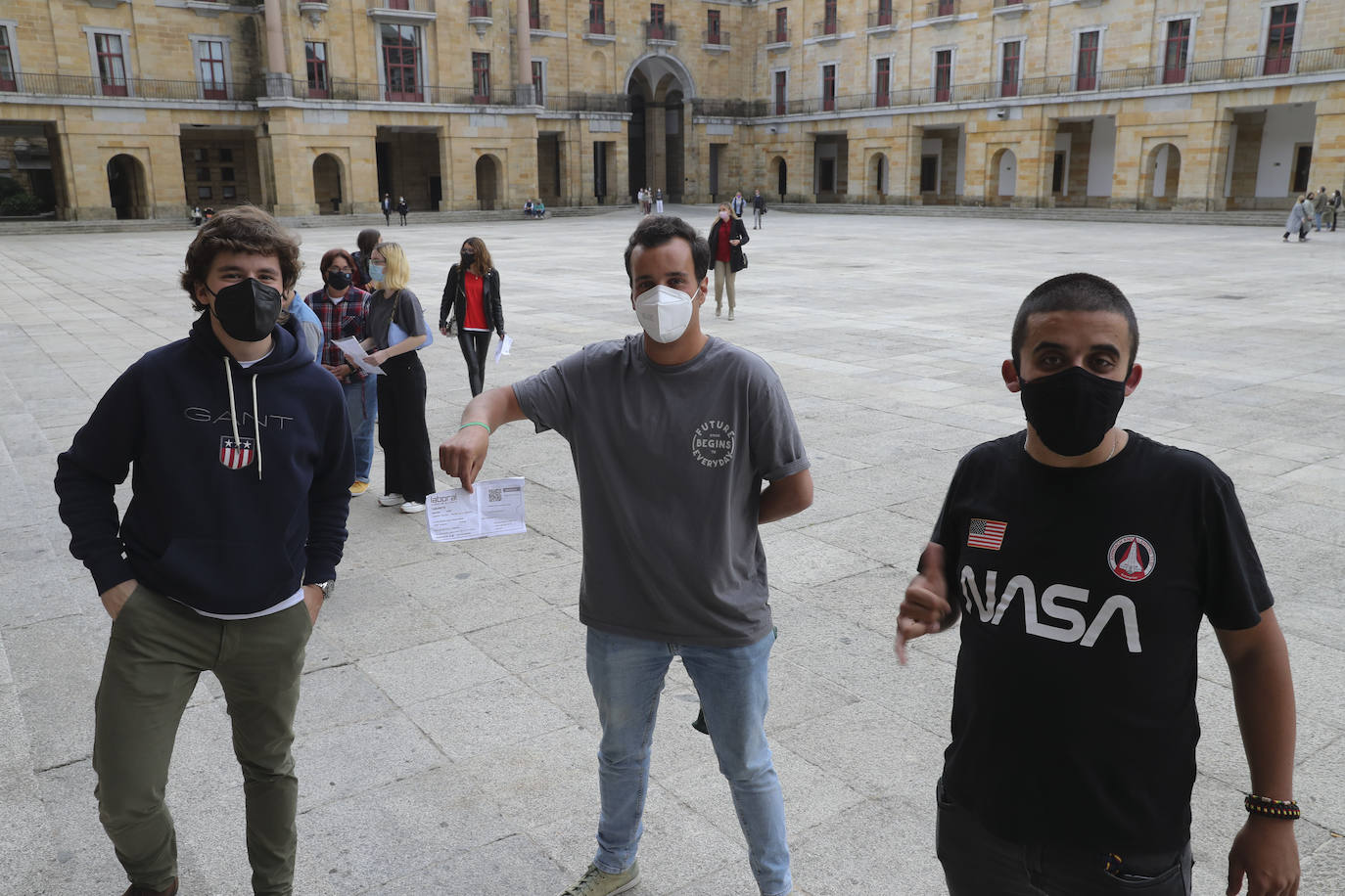 Taburete, el grupo liderado por Willy Bárcenas, ofreció este viernes en La Laboral el primer concierto 'multitudinario' en Asturias desde el verano, con casi 600 espectadores. Presentaron su nuevo trabajo, 'La broma infinita'.