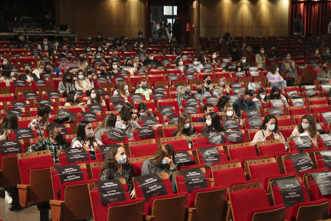 Taburete, el grupo liderado por Willy Bárcenas, ofreció este viernes en La Laboral el primer concierto 'multitudinario' en Asturias desde el verano, con casi 600 espectadores. Presentaron su nuevo trabajo, 'La broma infinita'.