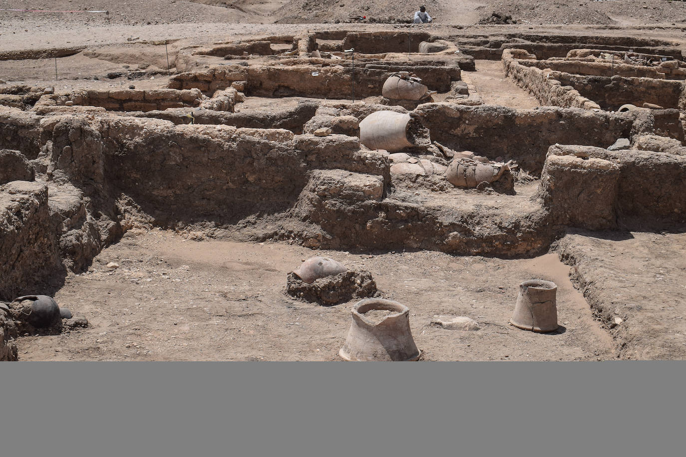 La arena de Egipto escondía un secreto milenario. Durante las labores de excavación para dar con el templo mortuorio de Tutankamon, ha emergido la monumental Luxor, una gran ciudad de unos 3.000 años de antigüedad que se encuentra en un buen estado de conservación. Hasta ahora, los expertos han encontrado una panadería, una gran cocina con hornos y piezas de cerámica para el almacenamiento de alimentos en la que debió trabajar un gran número de personas, así como un barrio administrativo y residencial.