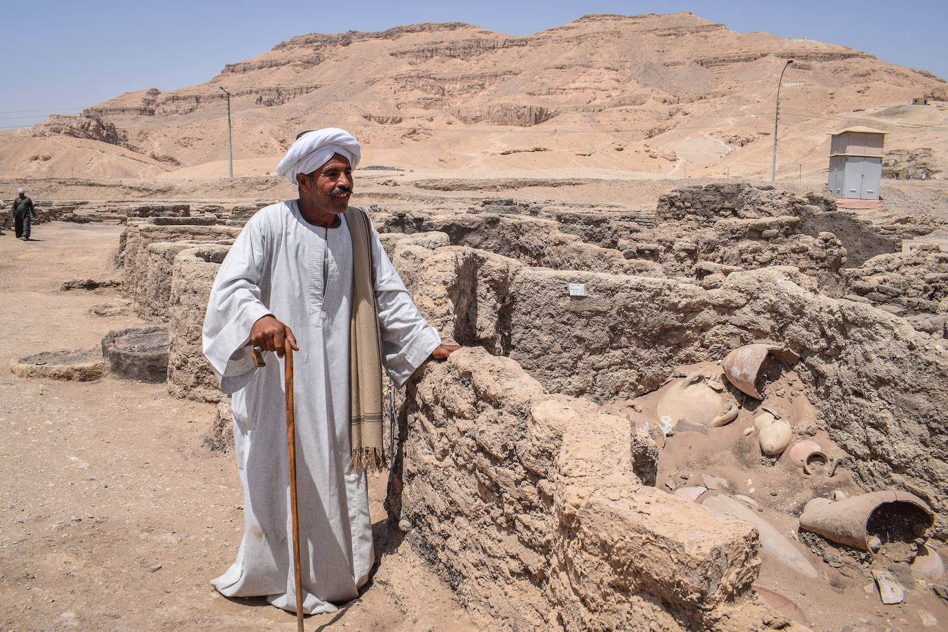 La arena de Egipto escondía un secreto milenario. Durante las labores de excavación para dar con el templo mortuorio de Tutankamon, ha emergido la monumental Luxor, una gran ciudad de unos 3.000 años de antigüedad que se encuentra en un buen estado de conservación. Hasta ahora, los expertos han encontrado una panadería, una gran cocina con hornos y piezas de cerámica para el almacenamiento de alimentos en la que debió trabajar un gran número de personas, así como un barrio administrativo y residencial.