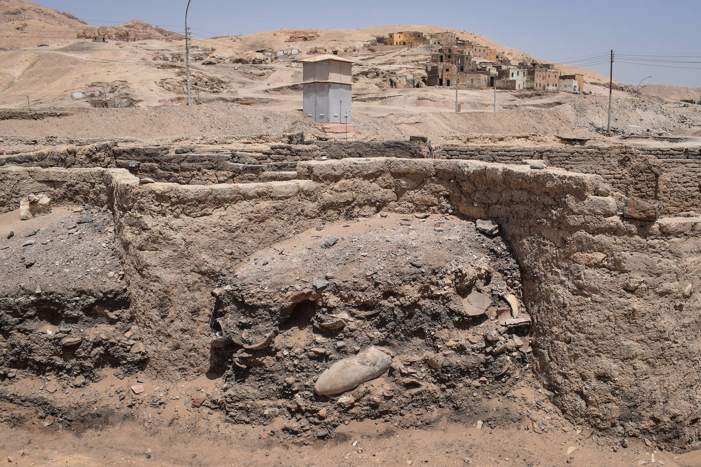 La arena de Egipto escondía un secreto milenario. Durante las labores de excavación para dar con el templo mortuorio de Tutankamon, ha emergido la monumental Luxor, una gran ciudad de unos 3.000 años de antigüedad que se encuentra en un buen estado de conservación. Hasta ahora, los expertos han encontrado una panadería, una gran cocina con hornos y piezas de cerámica para el almacenamiento de alimentos en la que debió trabajar un gran número de personas, así como un barrio administrativo y residencial.