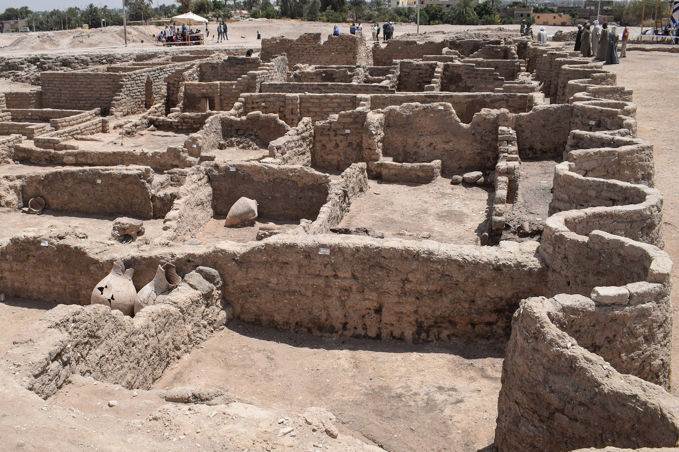 La arena de Egipto escondía un secreto milenario. Durante las labores de excavación para dar con el templo mortuorio de Tutankamon, ha emergido la monumental Luxor, una gran ciudad de unos 3.000 años de antigüedad que se encuentra en un buen estado de conservación. Hasta ahora, los expertos han encontrado una panadería, una gran cocina con hornos y piezas de cerámica para el almacenamiento de alimentos en la que debió trabajar un gran número de personas, así como un barrio administrativo y residencial.