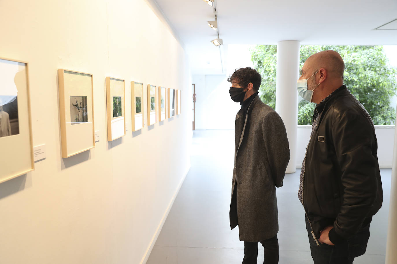 El Museo Barjola inauguró este viernes la exposición 'El Gran Libro del Mundo. Una década de fotografía en Asturias', en la que se expone el trabajo de once fotógrafos de la región que han ido destacando en los últimos diez años. Marta Areces, Pablo Basagoiti, Nicolás Cancio, Javier Bejarano, Kela Coto, Christian Domínguez, Rafael Fernández, Héctor Jácome, Isabel Marqués, Rebeca Martínez y Laura Rodríguez son los fotógrafos que exponen.