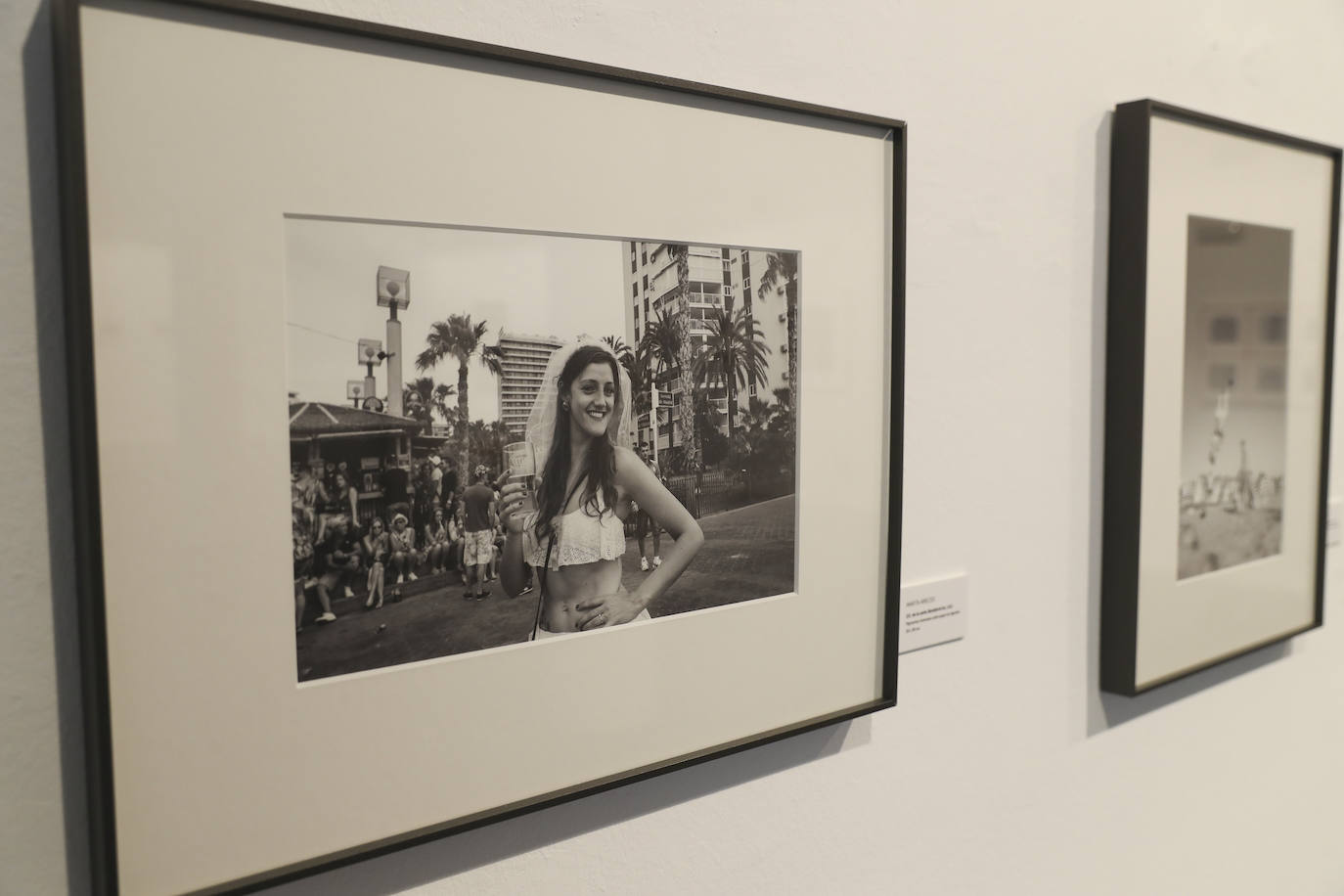 El Museo Barjola inauguró este viernes la exposición 'El Gran Libro del Mundo. Una década de fotografía en Asturias', en la que se expone el trabajo de once fotógrafos de la región que han ido destacando en los últimos diez años. Marta Areces, Pablo Basagoiti, Nicolás Cancio, Javier Bejarano, Kela Coto, Christian Domínguez, Rafael Fernández, Héctor Jácome, Isabel Marqués, Rebeca Martínez y Laura Rodríguez son los fotógrafos que exponen.
