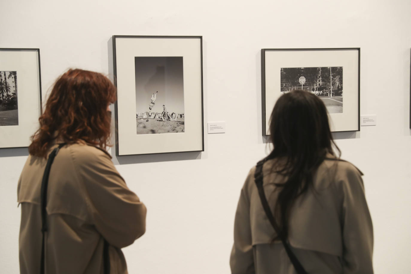 El Museo Barjola inauguró este viernes la exposición 'El Gran Libro del Mundo. Una década de fotografía en Asturias', en la que se expone el trabajo de once fotógrafos de la región que han ido destacando en los últimos diez años. Marta Areces, Pablo Basagoiti, Nicolás Cancio, Javier Bejarano, Kela Coto, Christian Domínguez, Rafael Fernández, Héctor Jácome, Isabel Marqués, Rebeca Martínez y Laura Rodríguez son los fotógrafos que exponen.