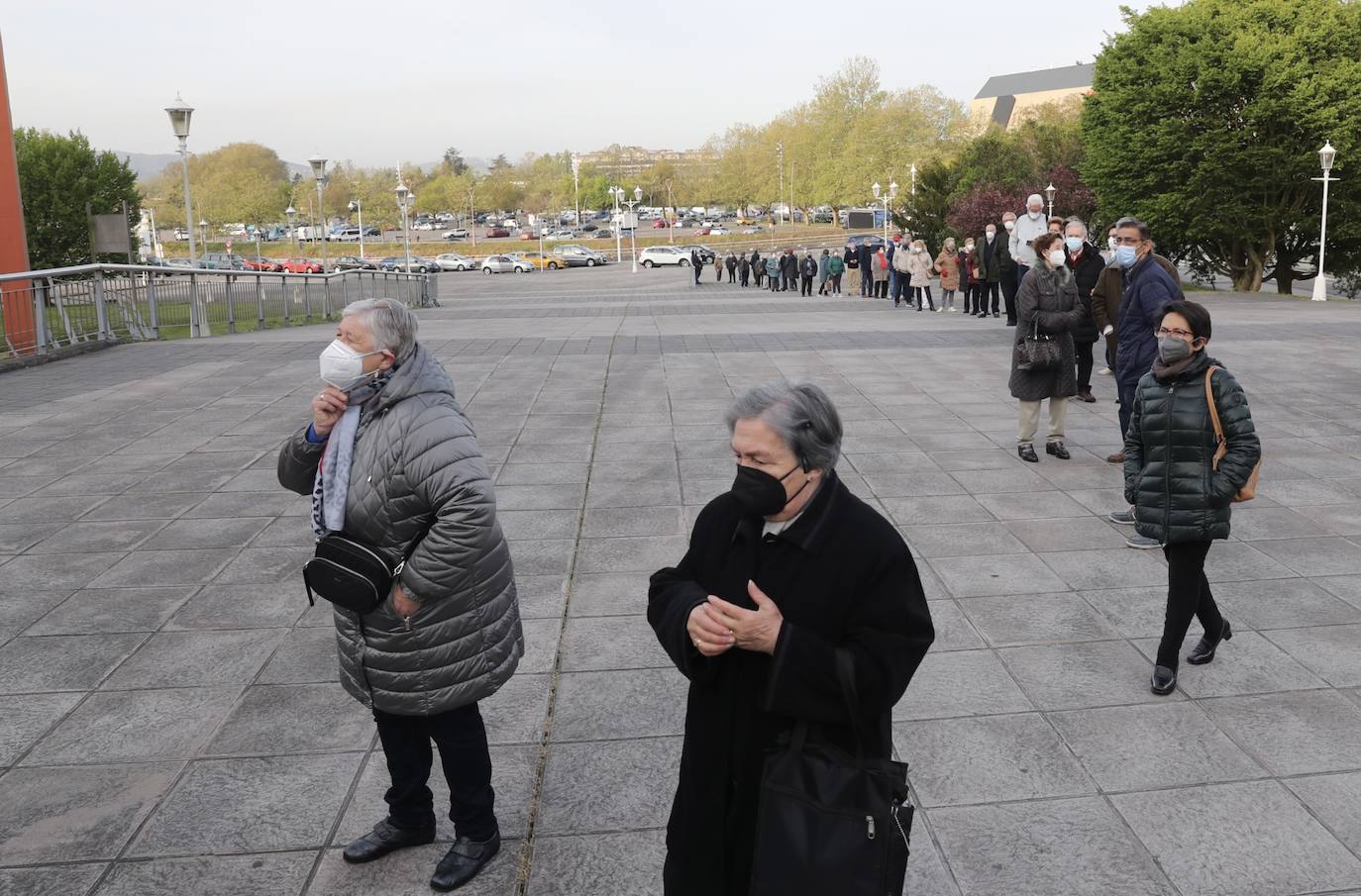 Colas y esperas ordenadas es la imagen que nos está dejando la campaña de vacunación contra la covid ampliada en el Palacio de los Deportes y en el AutoVac