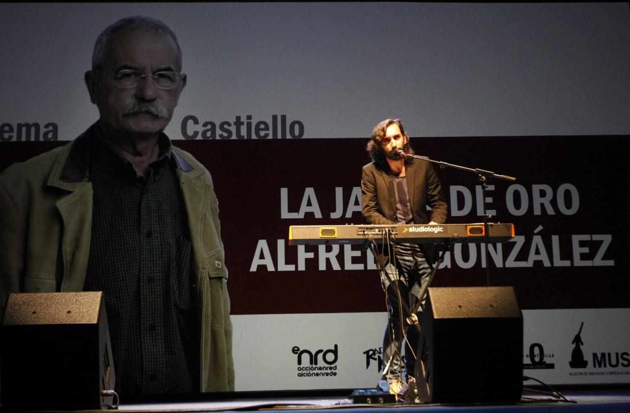 Alfredo González, ayer, sobre el escenario del Teatro de la Laboral, ante una imagen de Chema Castiello. 