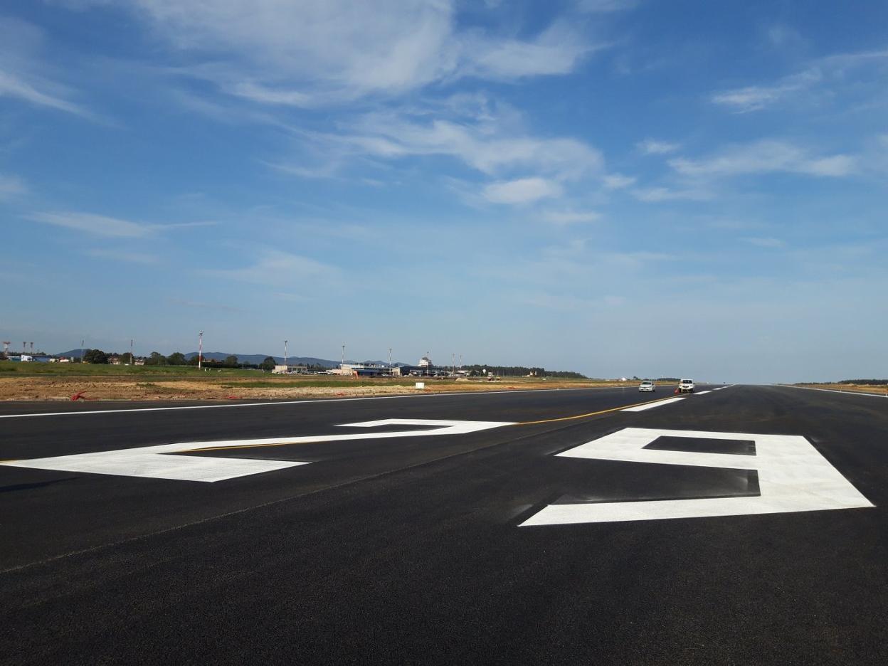 La nueva cabecera 29 de la pista fue estrenada ayer por una aeronave de Iberia. 